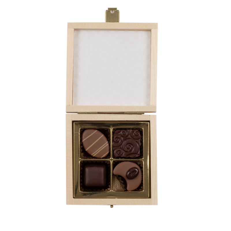 Holzschatulle Schweiz mit Pralinés assortiert